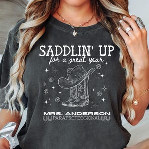 Comfort Colors Saddle Up Custom paraprofessioneel shirt, parashirt, terug naar school, paraprofessioneel shirt, paraploeg
