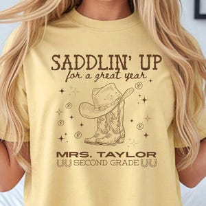 Komfortfarben Kundenspezifisches Lehrerhemd der zweiten Klasse, Western-Lehrer, Zurück zur Schule Lehrer der zweiten Klasse, Teamhemden der zweiten Klasse, Saddlin Up