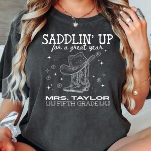 Komfortfarben Kundenspezifisches Lehrerhemd der fünften Klasse, westlicher Lehrer, Zurück zur Schule Lehrer der fünften Klasse, Teamhemden der fünften Klasse, Saddlin Up