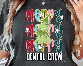 Könnte beinhalten: Dunkelgraues T-Shirt mit den Worten "Merry Merry Merry Dental Crew" in bunten Buchstaben. Ein grüner Weihnachtsbaum mit Stern- und Zahngrafiken befindet sich in der Mitte. Das Shirt ist ein festliches Design für Zahnärzte.