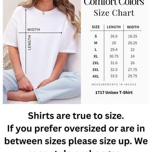 Puede incluir: Una camiseta unisex blanca Comfort Colors 1717 junto a una tabla de tallas que indica largos y anchos en pulgadas para las tallas S a 4XL. La tabla muestra medidas que van de 26,6 a 33,5 pulgadas de largo y 18,25 a 29,75 pulgadas de ancho.