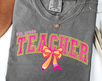 Maglietta Comfort Colors Preppy per insegnanti di quarta elementare, Ritorno a scuola, Retro Neon. Maglietta del team insegnanti di quarta elementare, Maglietta con scritte colorate Varsity