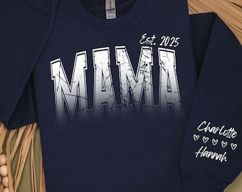 Est 2025 moedersweater, gepersonaliseerde moedersweater, aangepast moedershirt, moederdagcadeau, cadeau voor moeder, Distressed Gradient Varsity Mama T-shirt
