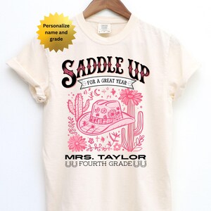 Comfort Colors Saddlin Up Benutzerdefiniertes Lehrerhemd, personalisiertes Lehrer-T-Shirt, Zurück in der Schule, passende T-Shirts für Klassenstufen, westliches Lehrerteam
