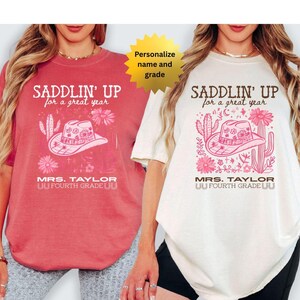 Comfort Colors Saddlin Up Benutzerdefiniertes Lehrerhemd, personalisiertes Lehrer-T-Shirt, Zurück in der Schule, passende T-Shirts für Klassenstufen, westliches Lehrerteam