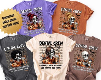 Könnte beinhalten: Fünf T-Shirts in Lila, Orange, Dunkelgrau, Creme und Braun mit einer Grafik eines Skeletts mit Sonnenbrille, einem Kürbis und Fledermäusen. Der Text lautet DENTAL CREW und CAFFEINE, CANDY & CAVITIES ARE KIND OF OUR THING. Ein goldener Stern ist abgebildet.