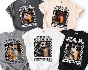 Puede incluir: Cinco camisetas de manga corta en gris oscuro, crema, gris, blanco y negro. Cada una presenta un gráfico de un animal con gafas de sol sosteniendo un café helado, con el texto "SPECIAL ED. TEACHER TEAM" y "CAFFEINATED CHAOS IS KIND OF OUR THING."