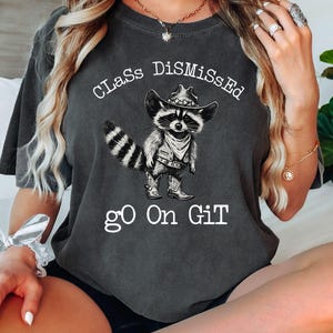 Comfort Colors Class Dismissed Go On Git Funny Raccoon End of School Year Teacher Tシャツ、最終登校日、授業終了、夏休み