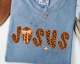 Comfortkleuren Jezus luipaard christelijke t-shirt, minimalistische Jezus, Jezus minnaar, kanten rand, bijbelshirt vrouwen, herfstchristelijk T-shirt