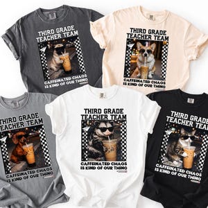 Puede incluir: Cinco camisetas de manga corta en gris oscuro, crema, gris, blanco y negro. Cada una presenta un gráfico de un animal con gafas de sol sosteniendo un café helado, con el texto "THIRD GRADE TEACHER TEAM" y "CAFFEINATED CHAOS IS KIND OF OUR THING."