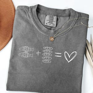 Comfort Colors® Christliches T-Shirt, Bibel-Vers-Shirt, Fisch und Brote, trendiges Christen-T-Shirt, Jesus-Glaubensbasiertes Hemd, Fischerästhetik