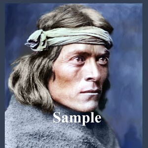 Pode incluir: Um retrato de um homem nativo americano com cabelo comprido e escuro, usando uma faixa de cabeça azul clara e um xale cinza. O fundo é um degradê azul.