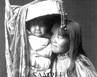 Fotografía de una niña apache con su bebé, restaurada mínimamente, tomada por el fotógrafo Edward S. Curtis. Descarga instantánea, 8x10 pulgadas, blanco y negro.