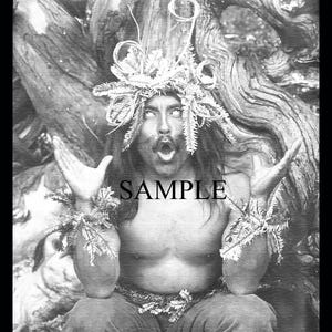 Hamatsa Emerging From The Woods Foto von Edward S Curtis Minimal restauriert Sofort Download, 8 x 10 in Schwarz Weiss und Sepia Fotos