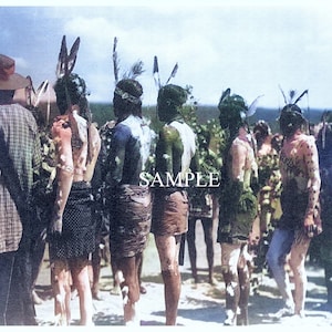 Puede incluir: Fotografía vintage de un grupo de personas con vestimenta tradicional, posiblemente indígenas. Están adornados con pintura corporal y tocados, de pie al aire libre. La palabra "SAMPLE" está impresa en la imagen.