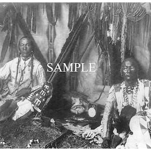 In A Piegan Hütte Minimal restaurierte Fotografie von Edward S Curtis in Schwarz und Weiß und Sepia, Historisches Foto, sofort zum Downloaden