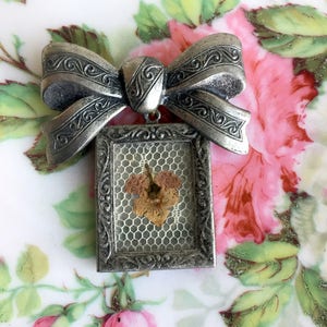Vintge Victorian Style Pewter framed Real Pansy Flower Dangle Bow Brooch