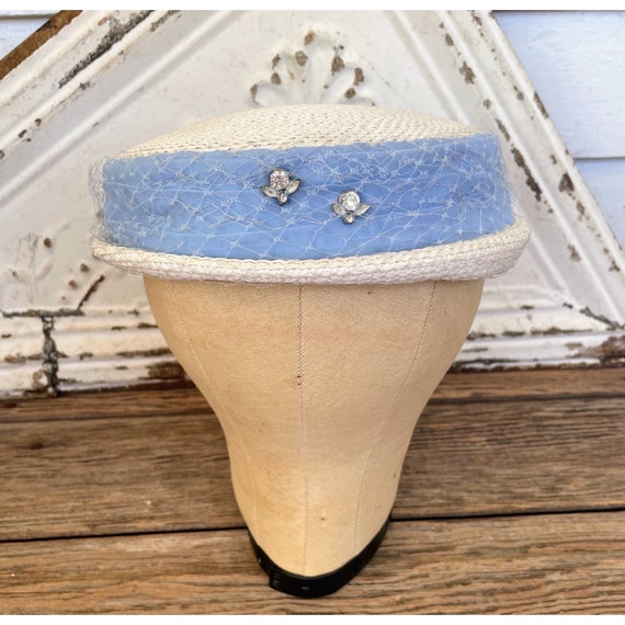 Vintage 1950s Straw Pill Box Hat Whit Rhinestone Bees Bugs  display picture 3