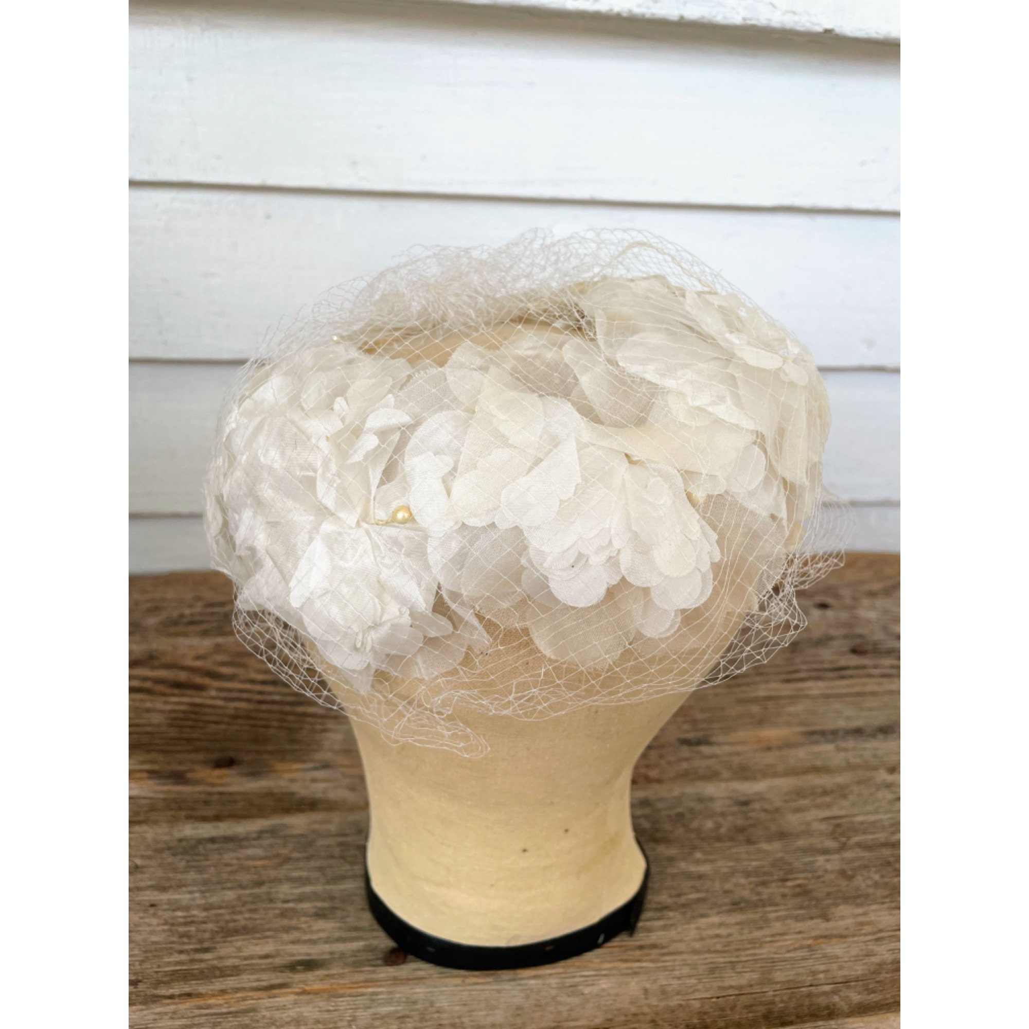 Vintage 1960s White Organza Flower Millinery Netting Pill  display picture 3