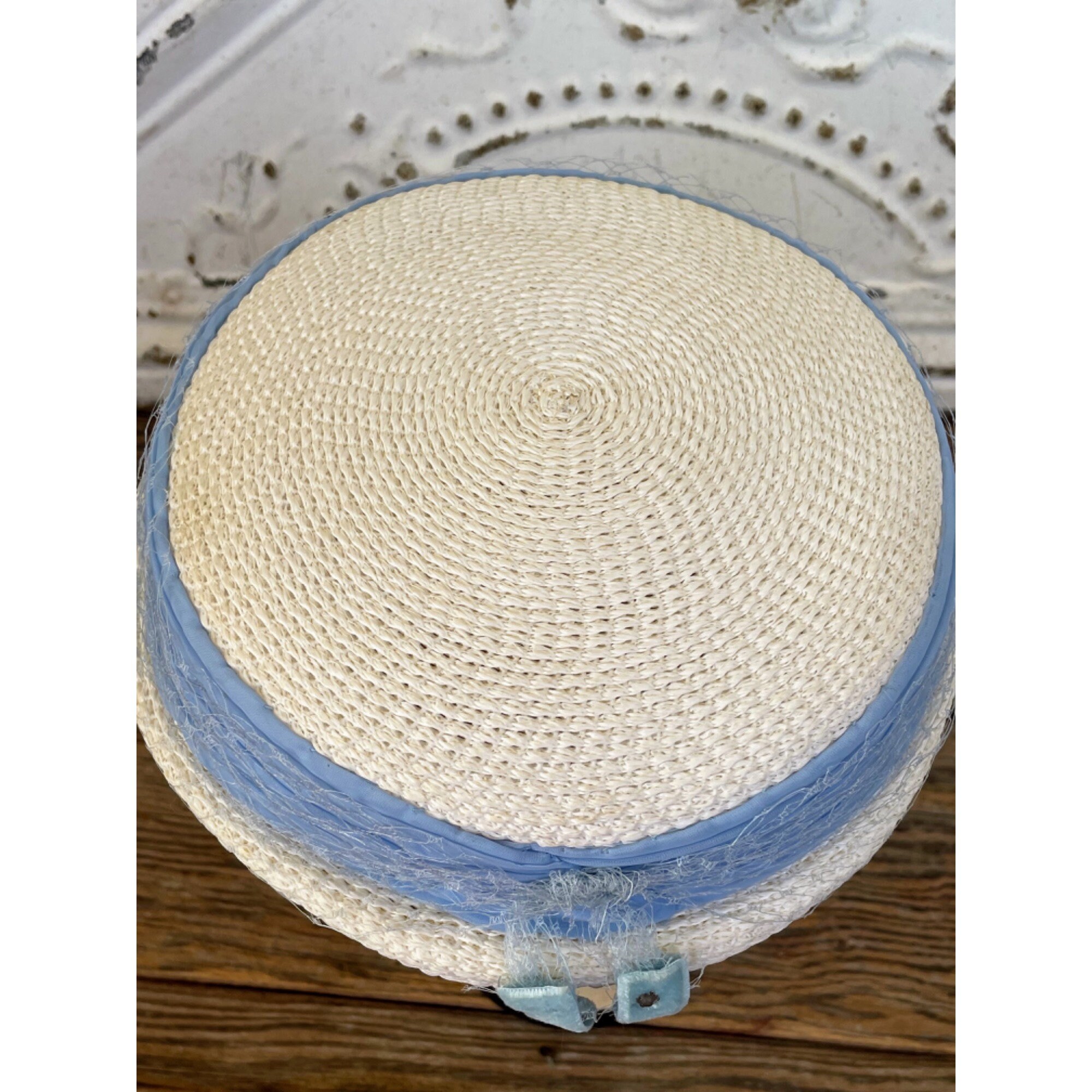 Vintage 1950s Straw Pill Box Hat Whit Rhinestone Bees Bugs  display picture 2