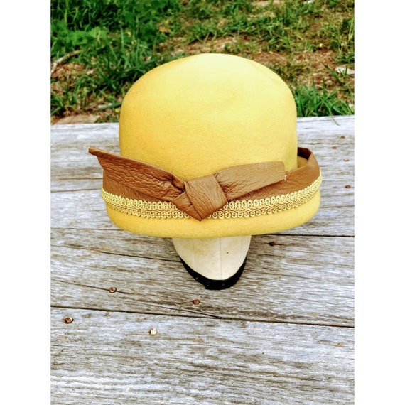 Vintage 1940s Mustard Hat with wool felt and gold band Vintage 1940 main image 2