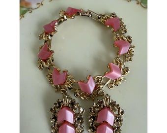 Conjunto de pulsera y pendientes vintage de termoendurecedor rosa con forma de chevrón de los años 60