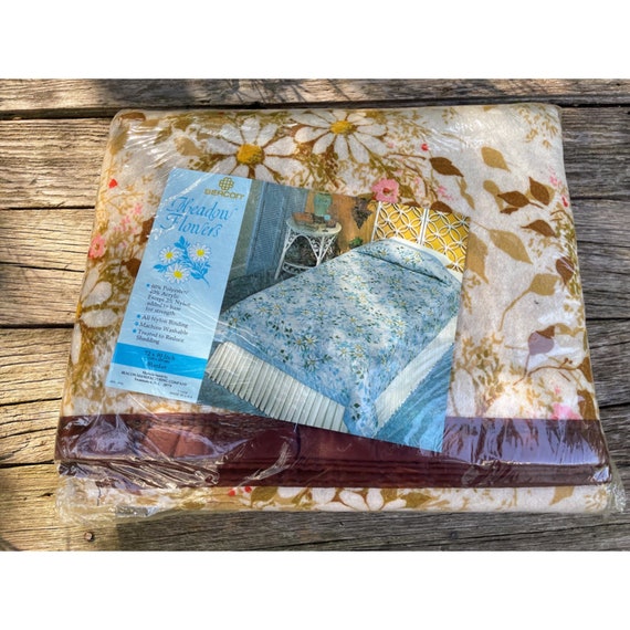 Vintage 1970s Beacon Brand Blanket NOS Daisy Flowers 72x90 Sealed