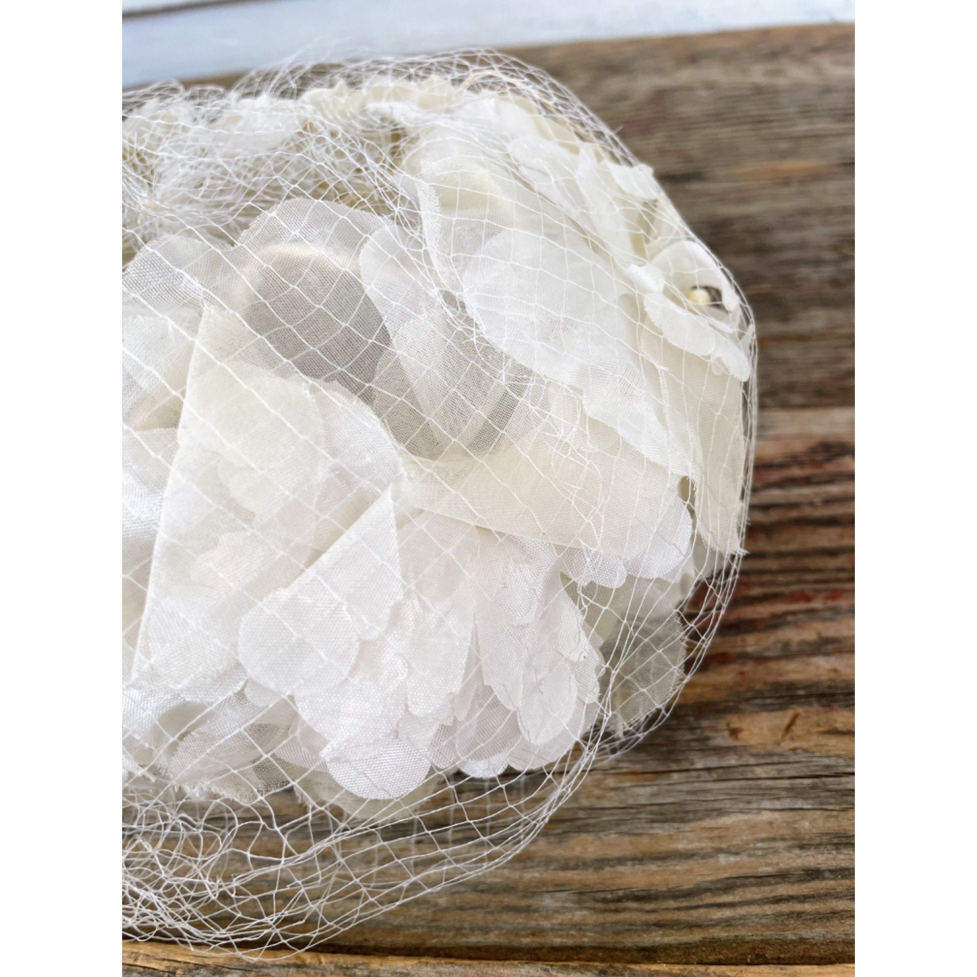 Vintage 1960s White Organza Flower Millinery Netting Pill  display picture 1