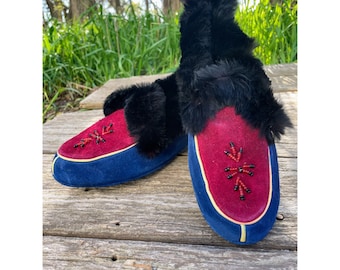 VIntage 1960s Canada Blue Red  Suede Fur Womens Moccasin Slipper Sz 8