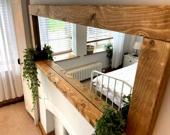 Espejo de madera hecho a mano con estante, decoración rústica de pared estilo granja con acabado de roble inglés encerado.