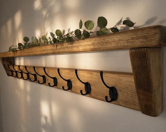 Perchero rústico con estante: ganchos de pared de madera hechos a mano para la entrada