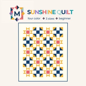 Puede incluir: Un patrón de edredón titulado SUNSHINE QUILT con un diseño geométrico de motivos repetitivos de estrellas y cuadrados en amarillo, azul marino y rosa sobre un fondo crema. El texto dice four color, 3 sizes, beginner, con un logo de una M.