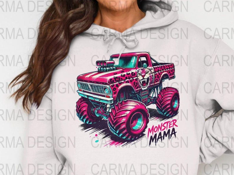 Puede incluir: Un cami&oacute;n monstruo rosa con un dise&ntilde;o de estampado de leopardo y una cabeza de tigre rugiente en el cap&oacute;. El cami&oacute;n tiene neum&aacute;ticos grandes y est&aacute; conduciendo sobre un fondo blanco. El texto "Monster Mama" est&aacute; impreso debajo del cami&oacute;n.