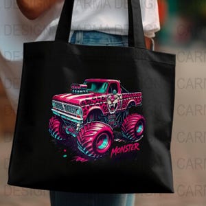 Puede incluir: Una bolsa de tela negra con un dise&ntilde;o de cami&oacute;n monstruo rosa y negro. El cami&oacute;n tiene un dise&ntilde;o de estampado de leopardo y las palabras "Monster Truck" est&aacute;n impresas debajo.