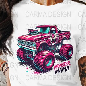 Puede incluir: Cami&oacute;n monstruo rosa con un dise&ntilde;o de estampado de leopardo y el texto "Monster Mama".