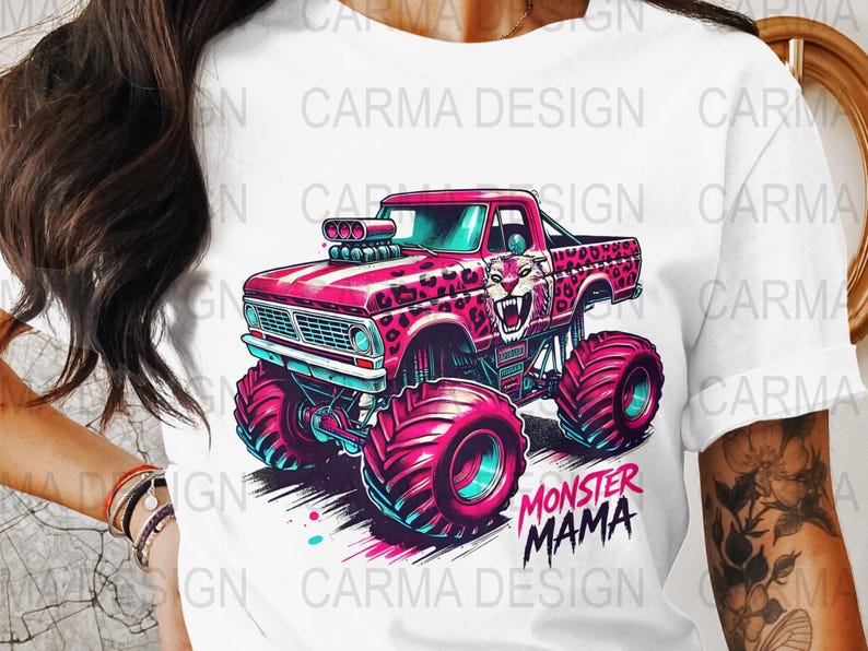 Puede incluir: Cami&oacute;n monstruo rosa con un dise&ntilde;o de estampado de leopardo y el texto "Monster Mama".