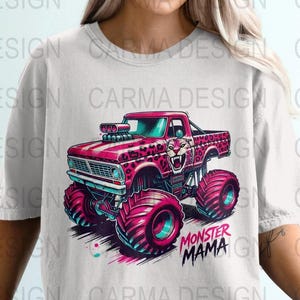 Puede incluir: Una camiseta blanca con un cami&oacute;n monstruo rosa con un dise&ntilde;o de estampado de leopardo. El cami&oacute;n tiene ruedas grandes y el texto "Monster Mama" est&aacute; impreso debajo del cami&oacute;n.