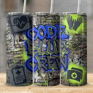 Könnte beinhalten: Ein Edelstahlbecher mit einem Graffiti-Design. Das Design zeigt die Worte "CODE BLUE CREW" in Blau und Grau, zusammen mit medizinischen Symbolen und einem Backsteinmauer-Hintergrund. Der Becher enthält einen Strohhalm.
