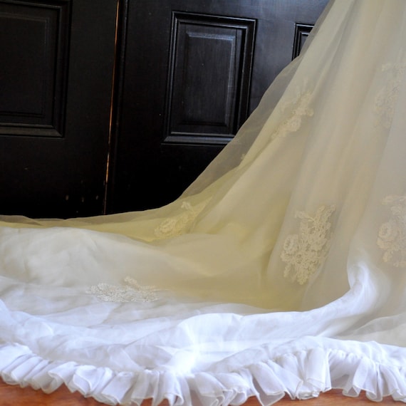 Vintage ruffled collar bridal dress - image 5