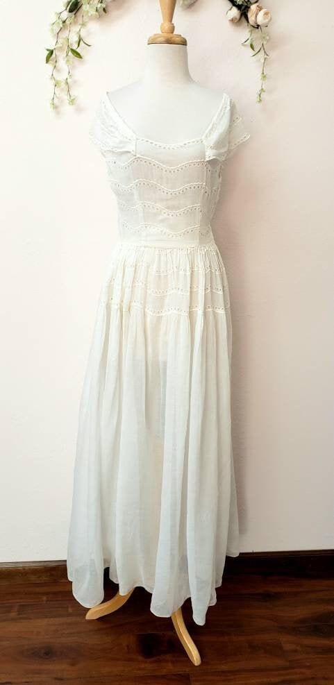 Robe de mariée blanche à épaules dénudées vintage des années 40
