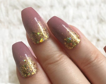 Neutraal roze en goud glitter Ombre pers op nagels | Herbruikbare, veganistische, klaar om Dusty Rose Nails te verzenden voor feesten, evenementen of date-avonden