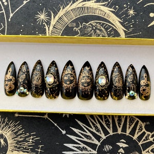 Unhas de Sol e Lua Celestiais de Tamanho Personalizado | Conjunto de 10 - Unhas de Astrologia Pretas e Douradas com Sol, Lua e Estrelas | Unhas de Bruxa | Unhas de Pressão Boho Moon