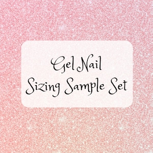 以下が含まれることがあります： 「Gel Nail Sizing Sample Set」と黒文字で書かれた白い長方形のラベル。ラベルはピンクのキラキラした背景の上にあります。