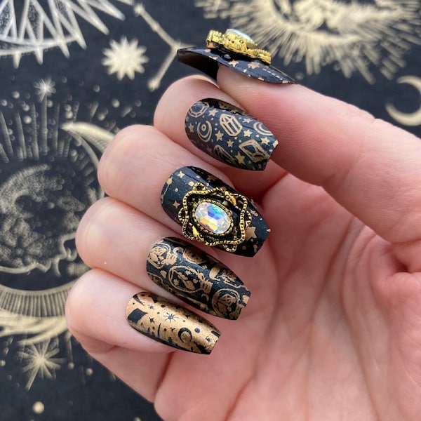 Ongles Soleil céleste et lune | Clous noirs soleil lune étoiles cercueil | Ongles Witchy noirs et dorés | Presse-ongles Boho Moon pour hippies glam