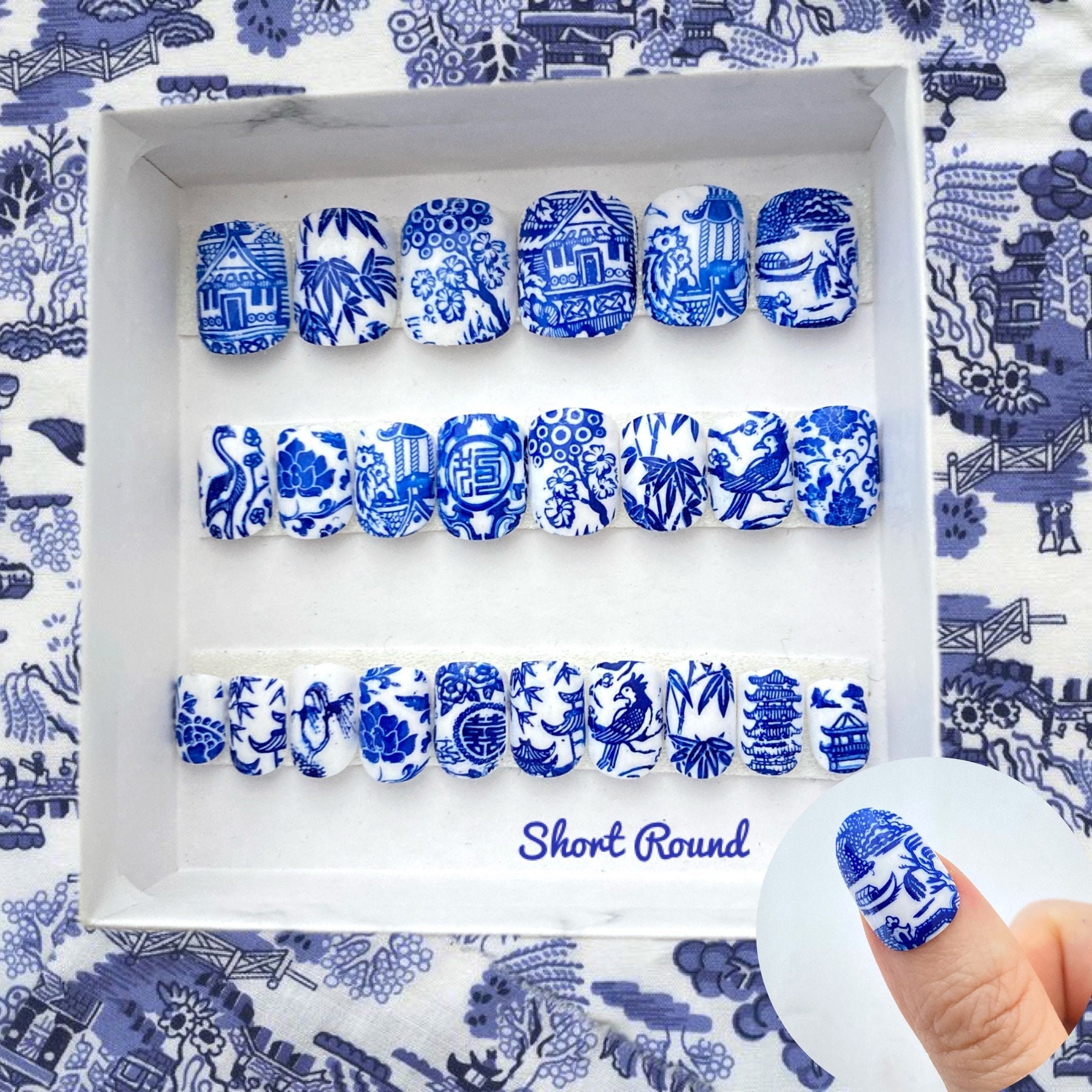 ブルーウィローチャイナネイル | 青と白の陶器の押し付けネイル | 楕円形の四角い棺に入ったシノワズリ竹、花、パゴダのつけ爪 - Etsy 日本