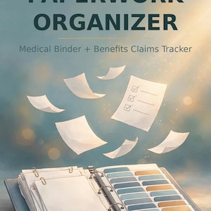 Könnte beinhalten: Ein blauer Ordner mit Metallringen, Papierblättern und farbigen Registerkarten. Der Text lautet THE DISABILITY PAPERWORK ORGANIZER, Medical Binder + Benefits Claims Tracker und PAPERWORK & WRENCH. Über dem Ordner schweben Papiere mit Kästchen.