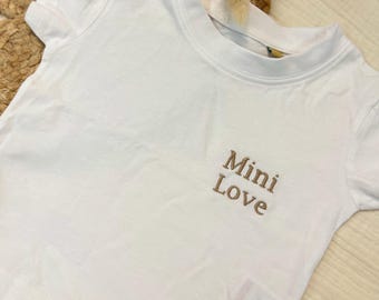 Tee shirt T-shirt bébé / enfant personnalisé, brodé avec Texte/prénom au choix 100% coton