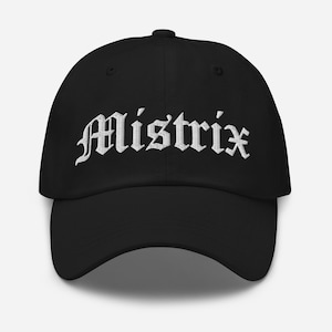 Könnte beinhalten: Eine schwarze Baseballkappe mit einem weißen gestickten Logo, auf dem "Mistrix" steht.