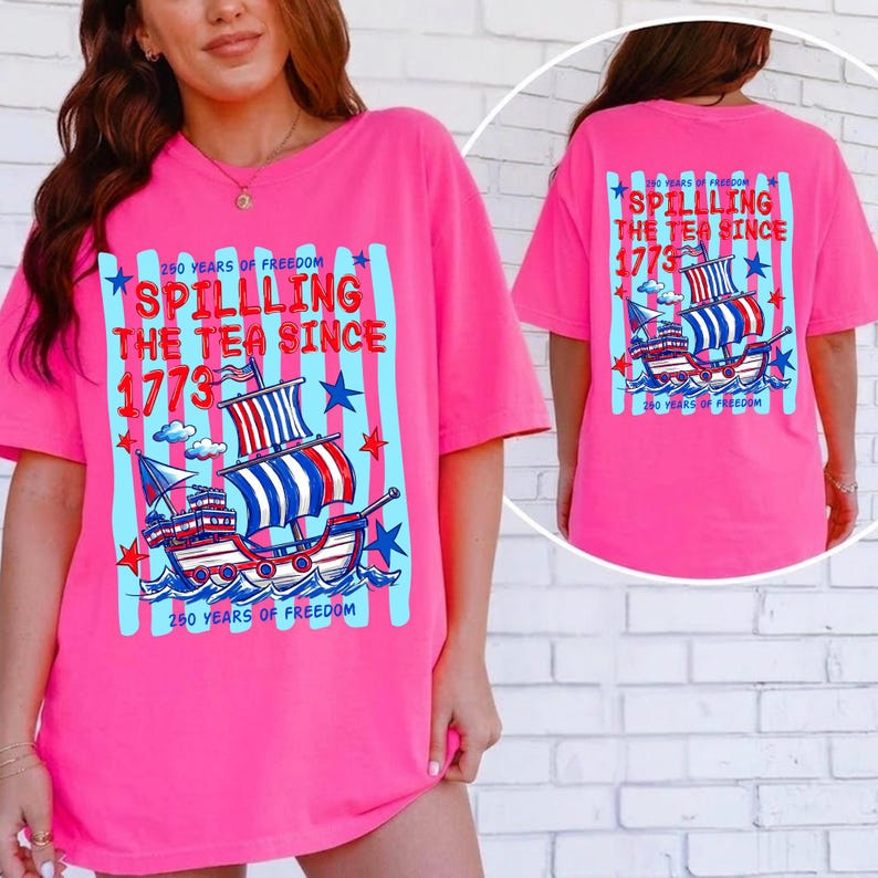 Pu&ograve; includere: Una maglietta rosa acceso con la scritta "Spilling the Tea Since 1773" e una grafica di una nave. Il design include accenti blu e rossi, stelle e la frase "250 Years of Freedom". Lo stesso design &egrave; sul retro.