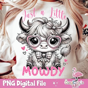 Può includere: Una mucca bianca e pelosa con occhiali a forma di cuore rosa e un papillon rosa. La mucca indossa un fiocco rosa nei capelli. Il testo "Just a Little Mowdy" è scritto in lettere rosa con pois bianchi.